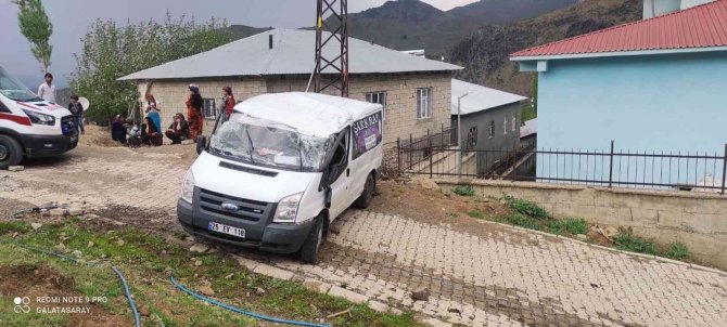 Virajı alamayan minibüs takla attı: 2 yaralı