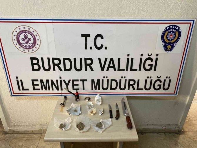 Yakalanacaklarını anlayınca uyuşturucu maddeyi araçtan dışarıya attılar