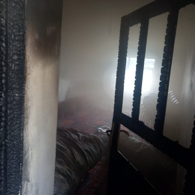 Yangında mahsur kalan çocuğu vatandaşlar kurtardı