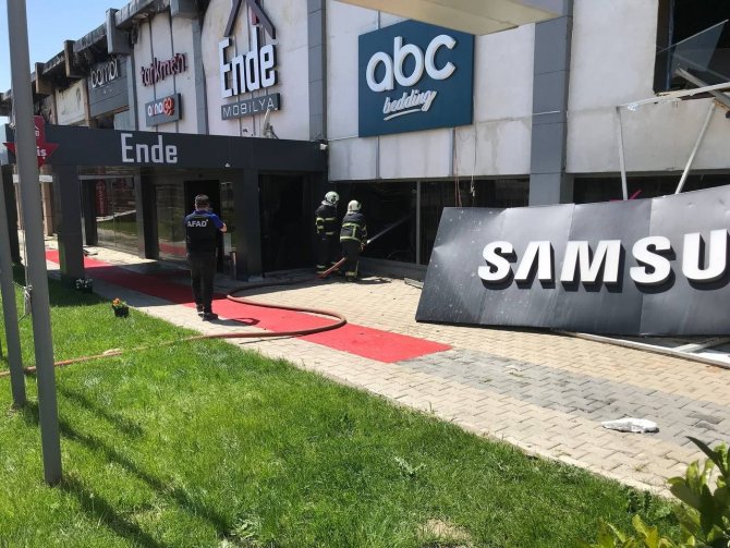 Yangında mobilya fabrikası kullanılamaz hale geldi