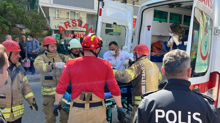 Yokuşta geriye doğru kayan otomobil 2 kişiyi ezdi