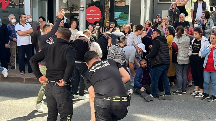 Yokuşta geriye doğru kayan otomobil 2 kişiyi ezdi