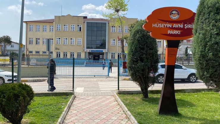 2 veli, öğrenciye ceza veren öğretmeni darbetti