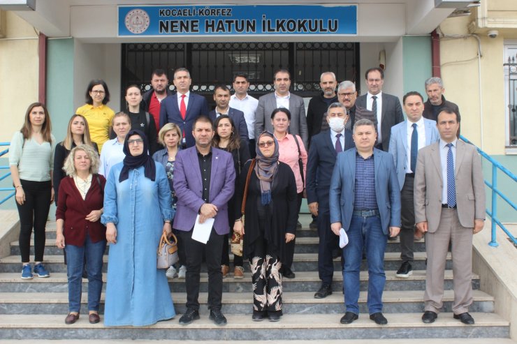 2 veli, öğrenciye ceza veren öğretmeni darbetti