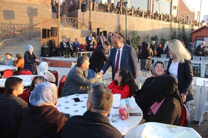 5 bin kişi muhteşem manzara eşliğinde birlikte iftar açtı