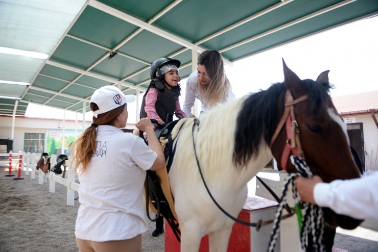 ALS hastası Merve'yi, terapiye polis götürdü