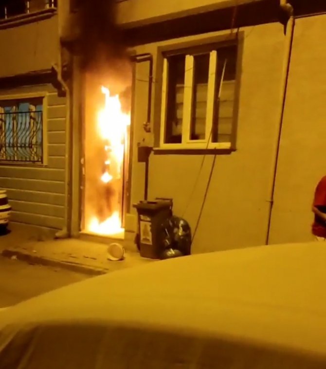 Apartman yangını mahalleliyi sokağa döktü
