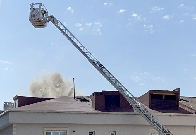 Çatı katındaki dairede çıkan yangın söndürüldü