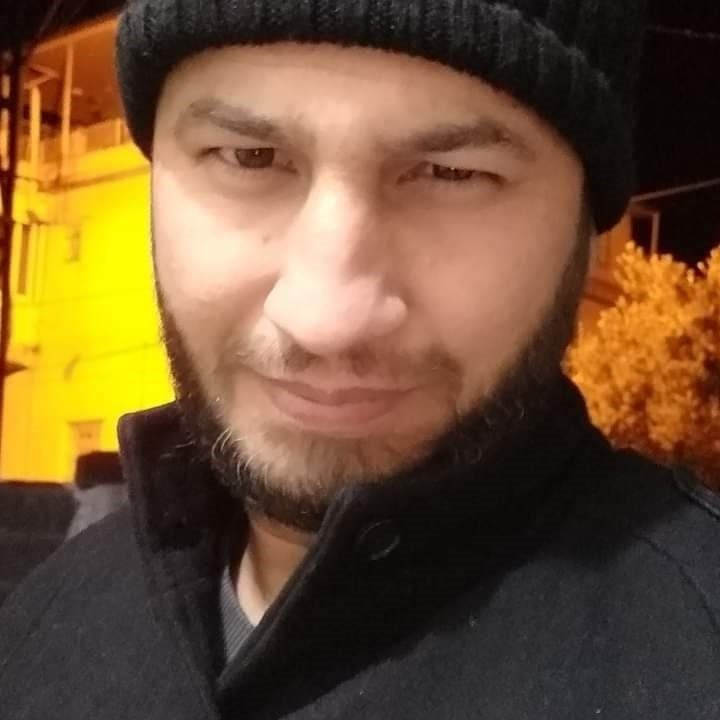 Boğazını sıkan eşini bıçakla öldürdü