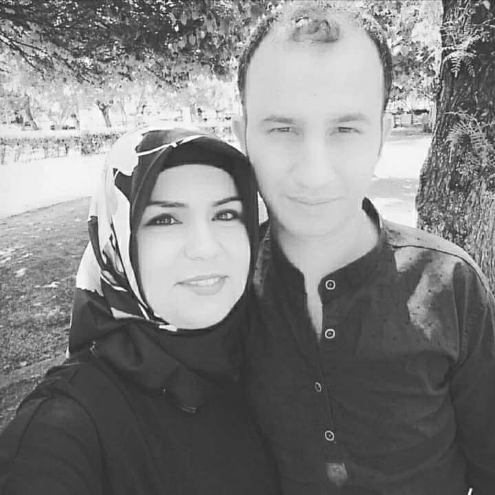 Boğazını sıkan eşini bıçakla öldürdü