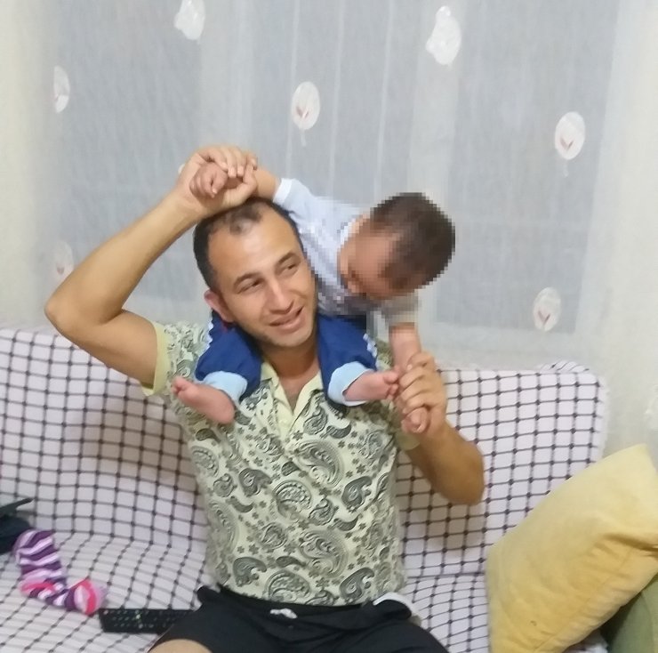 Boğazını sıkan eşini bıçakla öldürdü