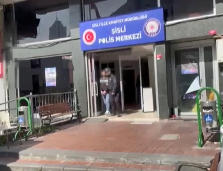 Çalıştığı iş yerinden kulaklıkları çaldı