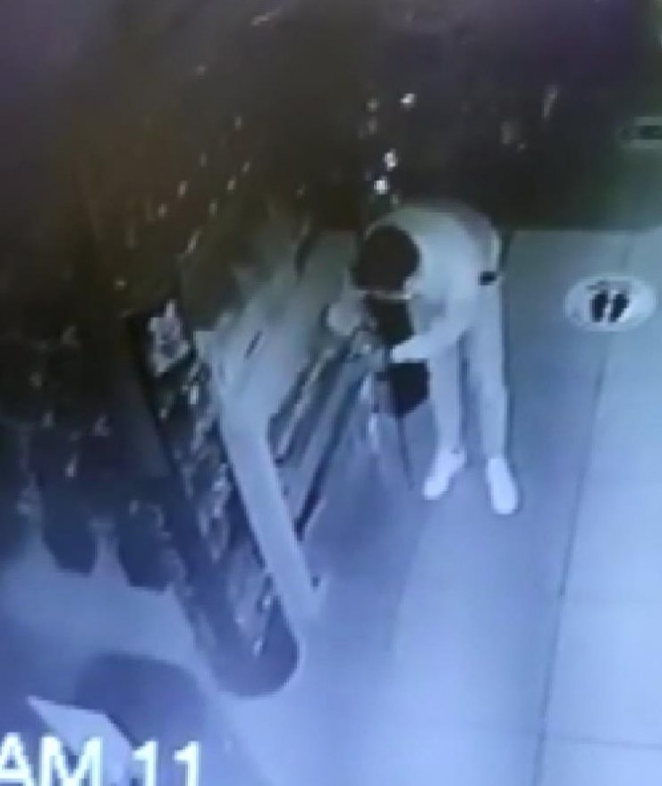 Çalıştığı iş yerinden kulaklıkları çaldı