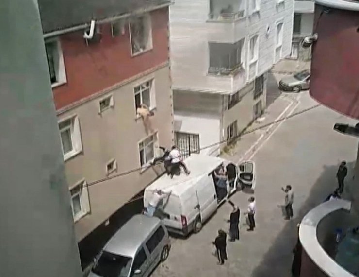 Can pazarı: Yangında mahsur kalanları minibüsle kurtardılar