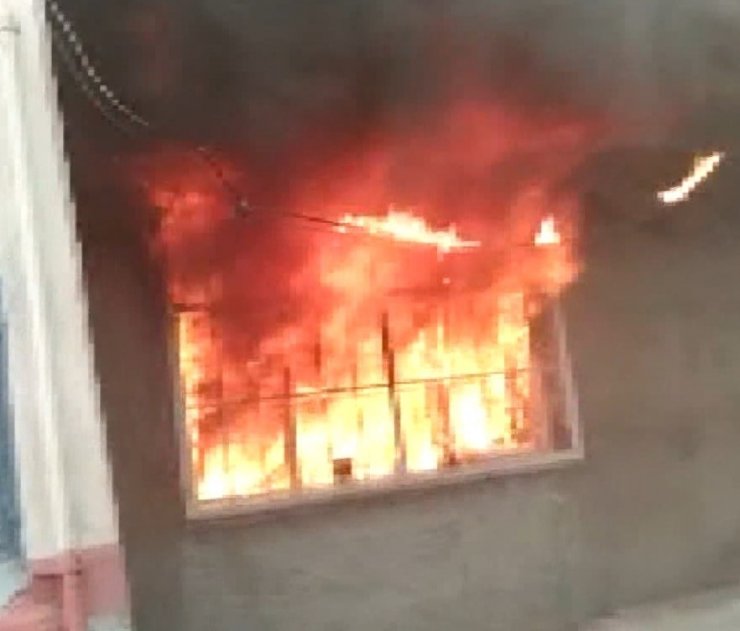 Can pazarı: Yangında mahsur kalanları minibüsle kurtardılar