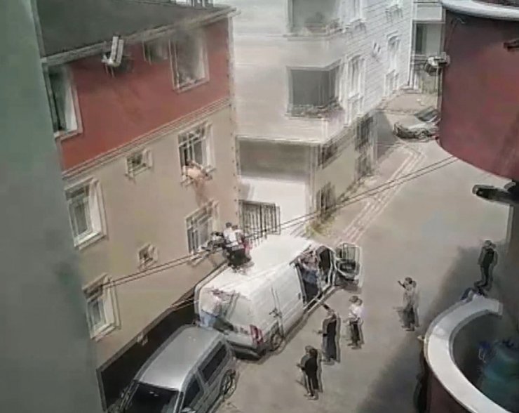 Can pazarı: Yangında mahsur kalanları minibüsle kurtardılar