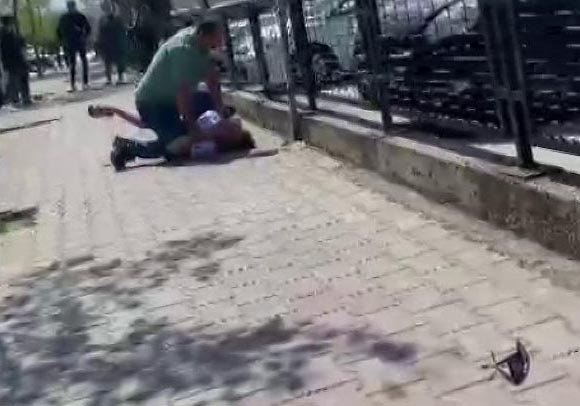 Çantasındaki bıçağı görünce yere yatırıp ellerini tuttu