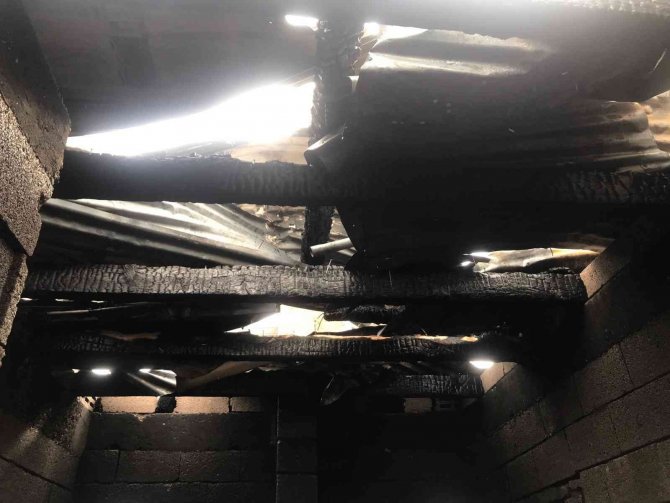 Çatı katında çıkan yangın korkuttu