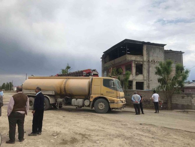 Çatı katında çıkan yangın korkuttu