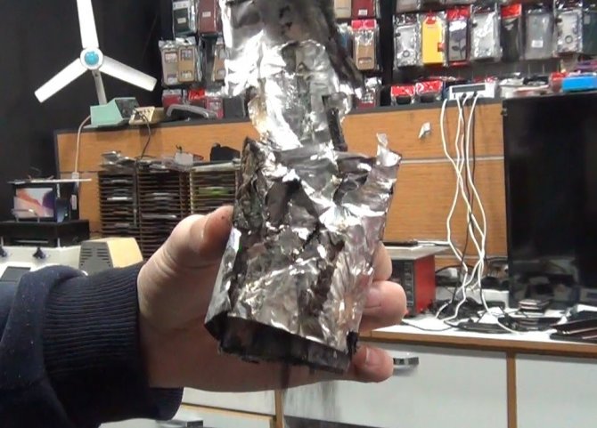 Cep telefonu bir anda alev aldı