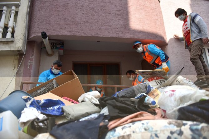 Bir evden 4 kamyon çöp çıkarıldı