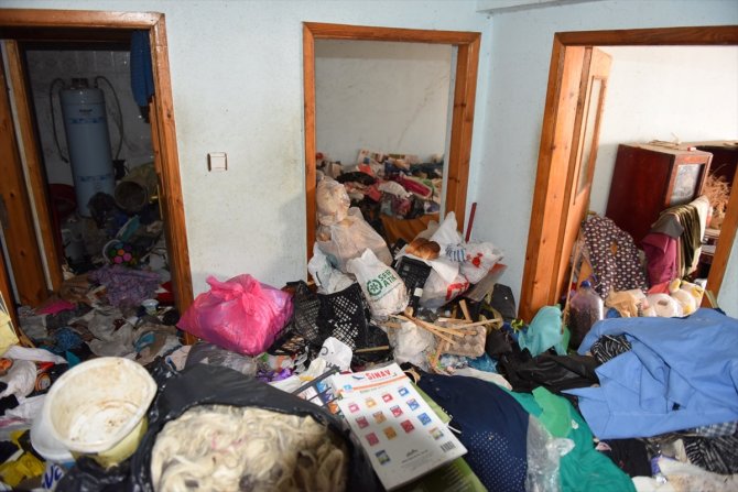 Bir evden 4 kamyon çöp çıkarıldı