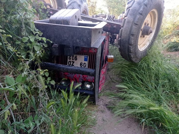 Devrilen traktörün altında kalan eski muhtar öldü