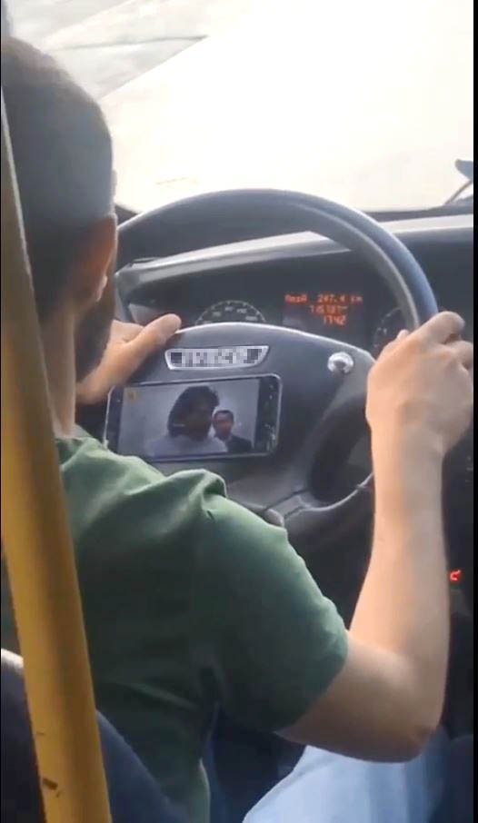 Direksiyon başında dizi izleyen minibüs şoförüne para cezası