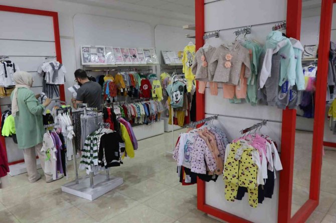 Giyim mağazalarında bayram hareketliliği başladı