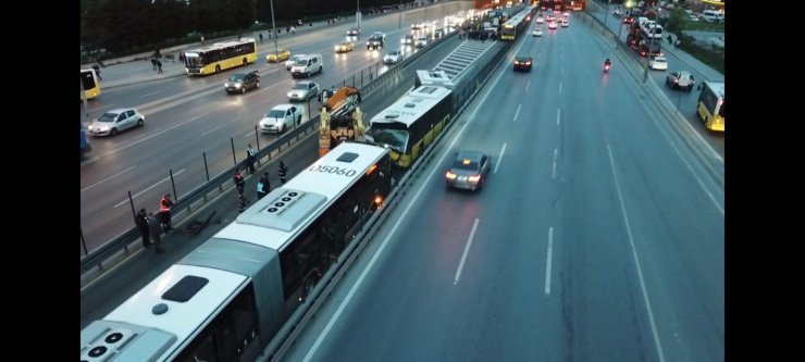 İki metrobüs çarpıştı; 9 yaralı