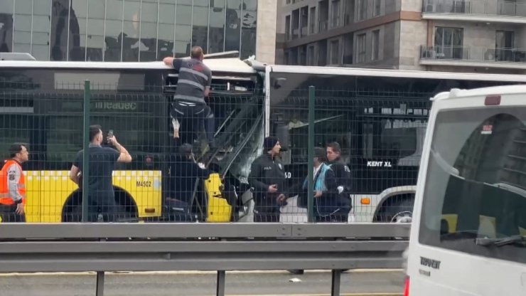 İki metrobüs çarpıştı; 9 yaralı
