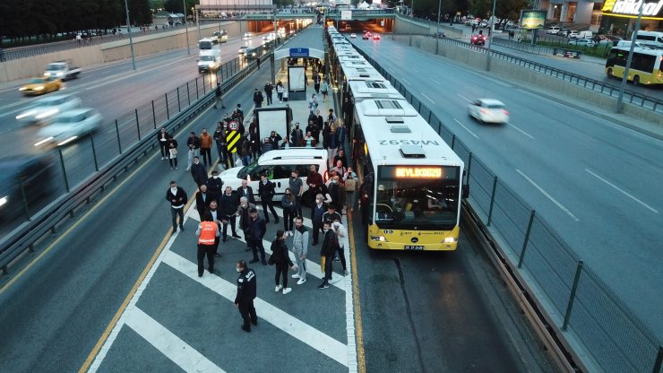 İki metrobüs çarpıştı; 9 yaralı