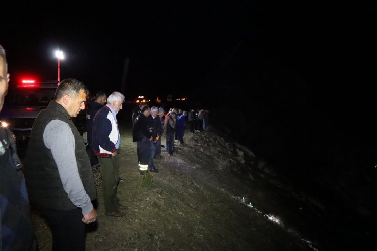 Kafa kafaya çarpışan otomobiller çaya uçtu: 1 ölü, 2 kayıp