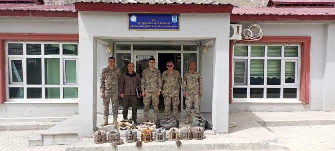 Kınalı keklikler doğaya bırakıldı, kafesleri yakıldı