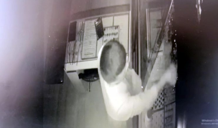 Kırmaya çalıştıkları güvenlik kamerası kayıtlarından yakalandı