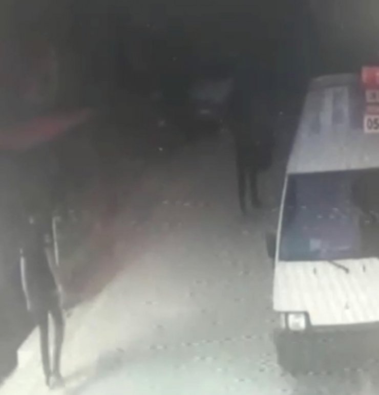 Kırmaya çalıştıkları güvenlik kamerası kayıtlarından yakalandı