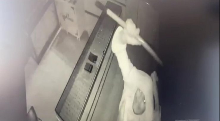 Kırmaya çalıştıkları güvenlik kamerası kayıtlarından yakalandı