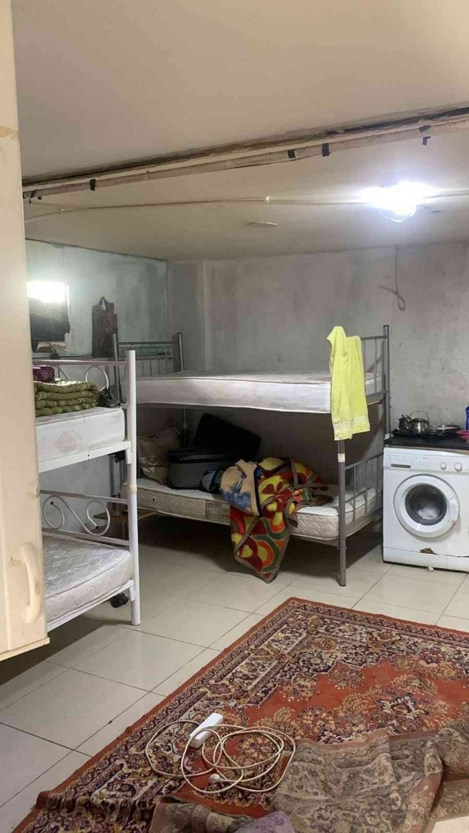 Kuaförden kaçak göçmen evine gizli geçit: Polisten ’şok evi’ baskını