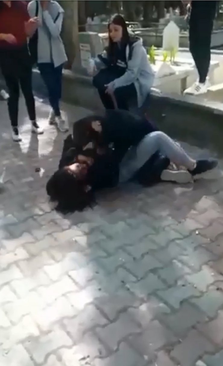 Liselilerin saç saça baş başa kavgası