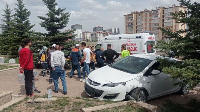 Mezar duvarına çarparak durdu