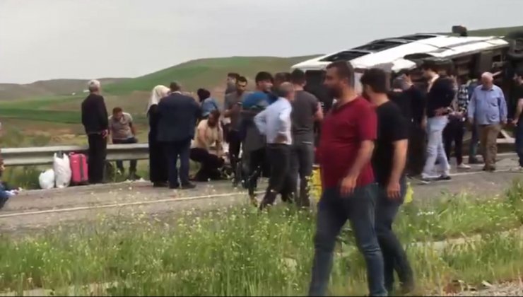 Minibüs devrildi: 11 yaralı