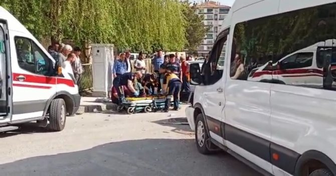 Minibüs ile otomobil çarptı