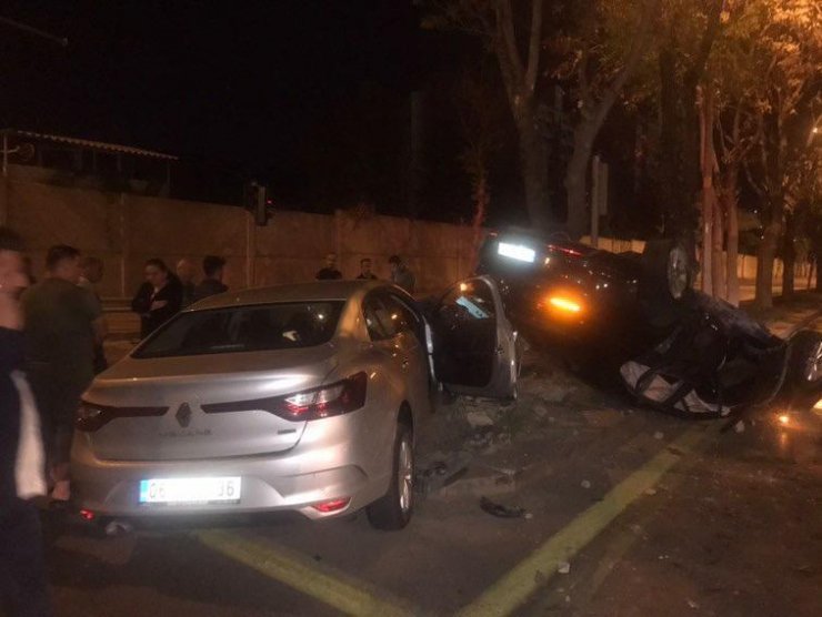 Otomobiller çarpıştı 3 kişi yaralandı