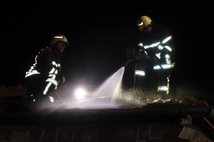 Park halindeki TIR ile alevlerin sıçradığı evin çatısı yandı