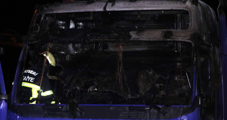 Park halindeki TIR ile alevlerin sıçradığı evin çatısı yandı