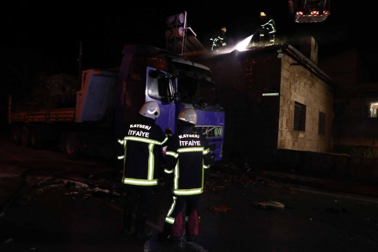 Park halindeki TIR ile alevlerin sıçradığı evin çatısı yandı