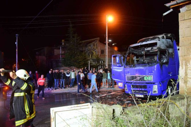 Park halindeki tır yandı, alevler eve de sıçradı