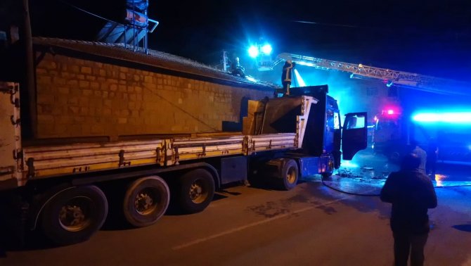 Park halindeki tır yandı, alevler eve de sıçradı