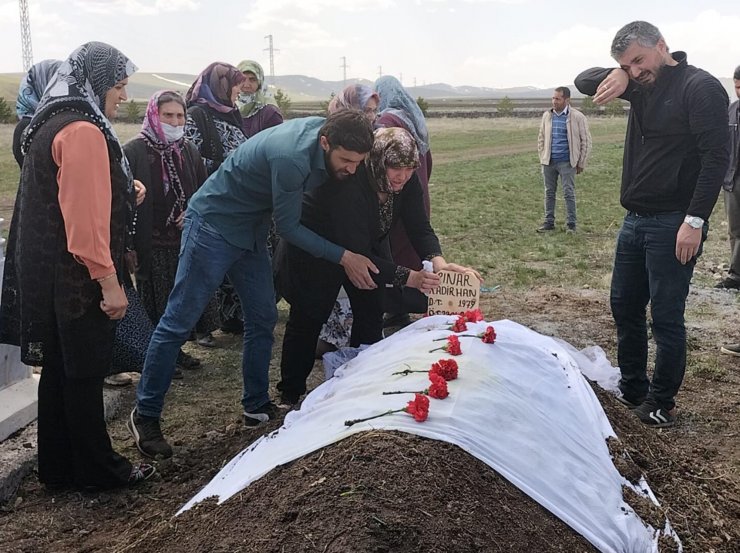 Pınar, giyemediği gelinliği ile son yolculuğuna uğurlandı