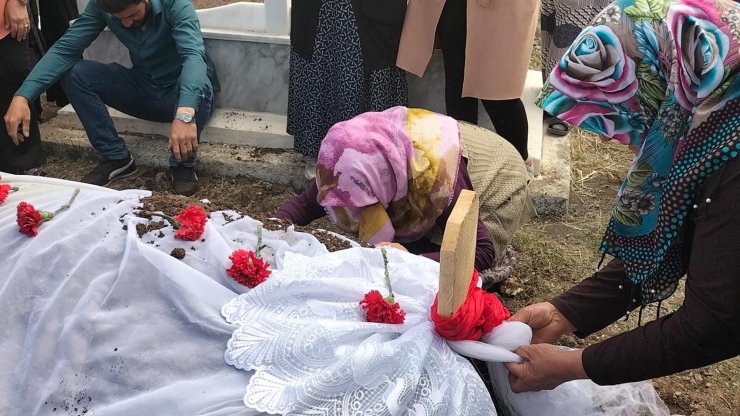 Pınar, giyemediği gelinliği ile son yolculuğuna uğurlandı